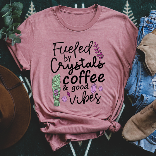 Camiseta Impulsada por Crystals Coffee & Buenas Vibras