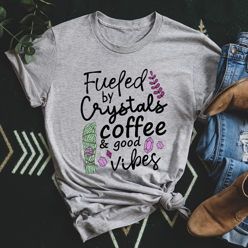 Camiseta Impulsada por Crystals Coffee & Buenas Vibras